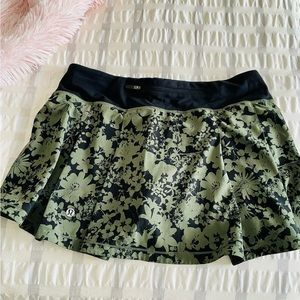 Rare green & black floral print Lululemon skirt, Size 6, pristine condition.